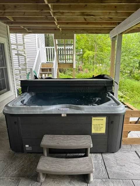 Lakefront Escape | Hot Tub, Dock + Sleeps 14 | Perfect for Groups - Image 2